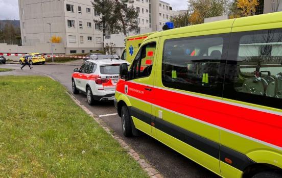 Einsatzfahrzeuge von Feuerwehr, Polizei und Rettungskräften am abgesperrten Tatort