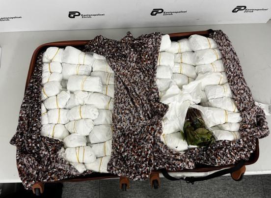 Reisekoffer prall gefüllt mit in Plastik abgepackten Drogen