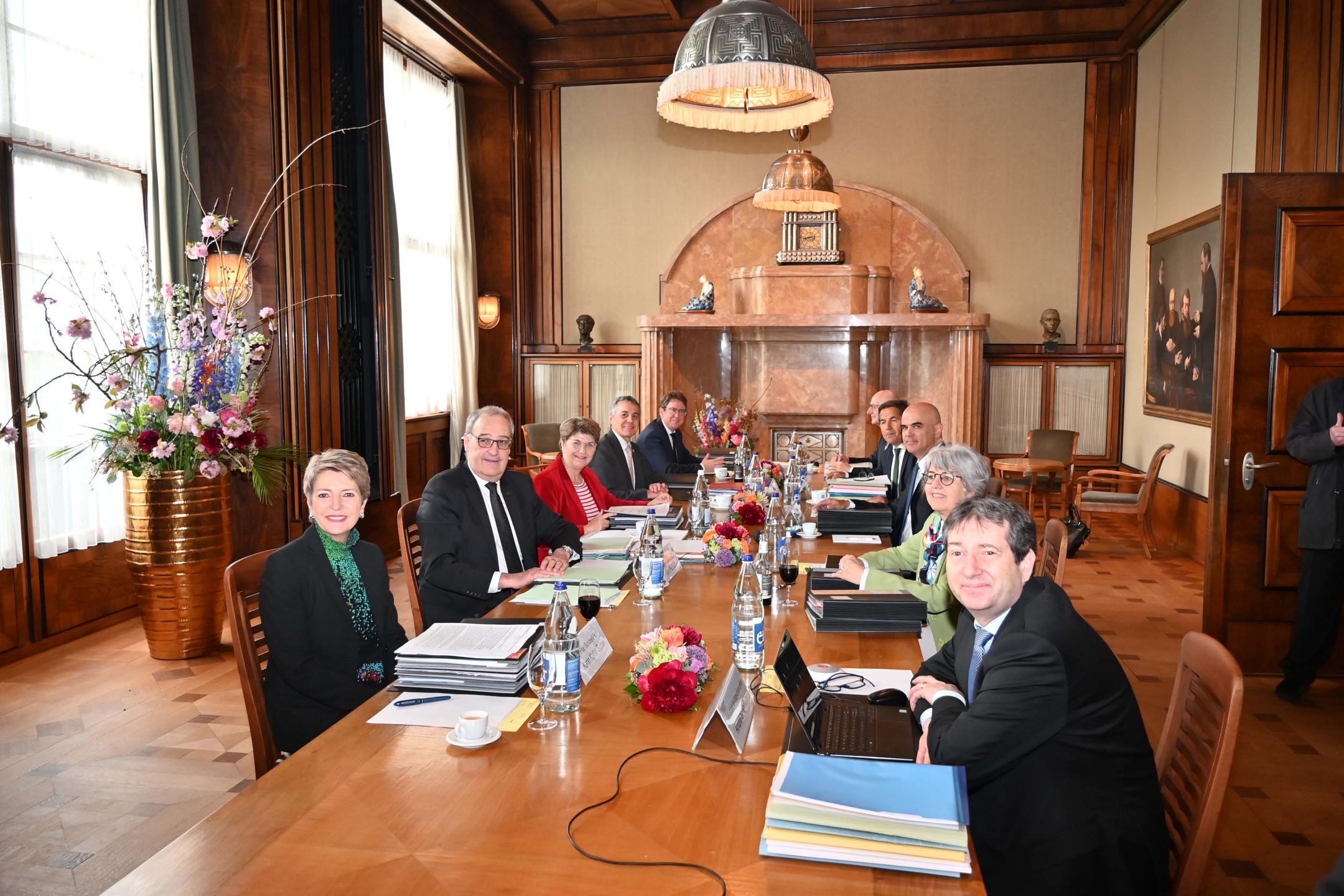 Die Landesregierung im Direktorenzimmer