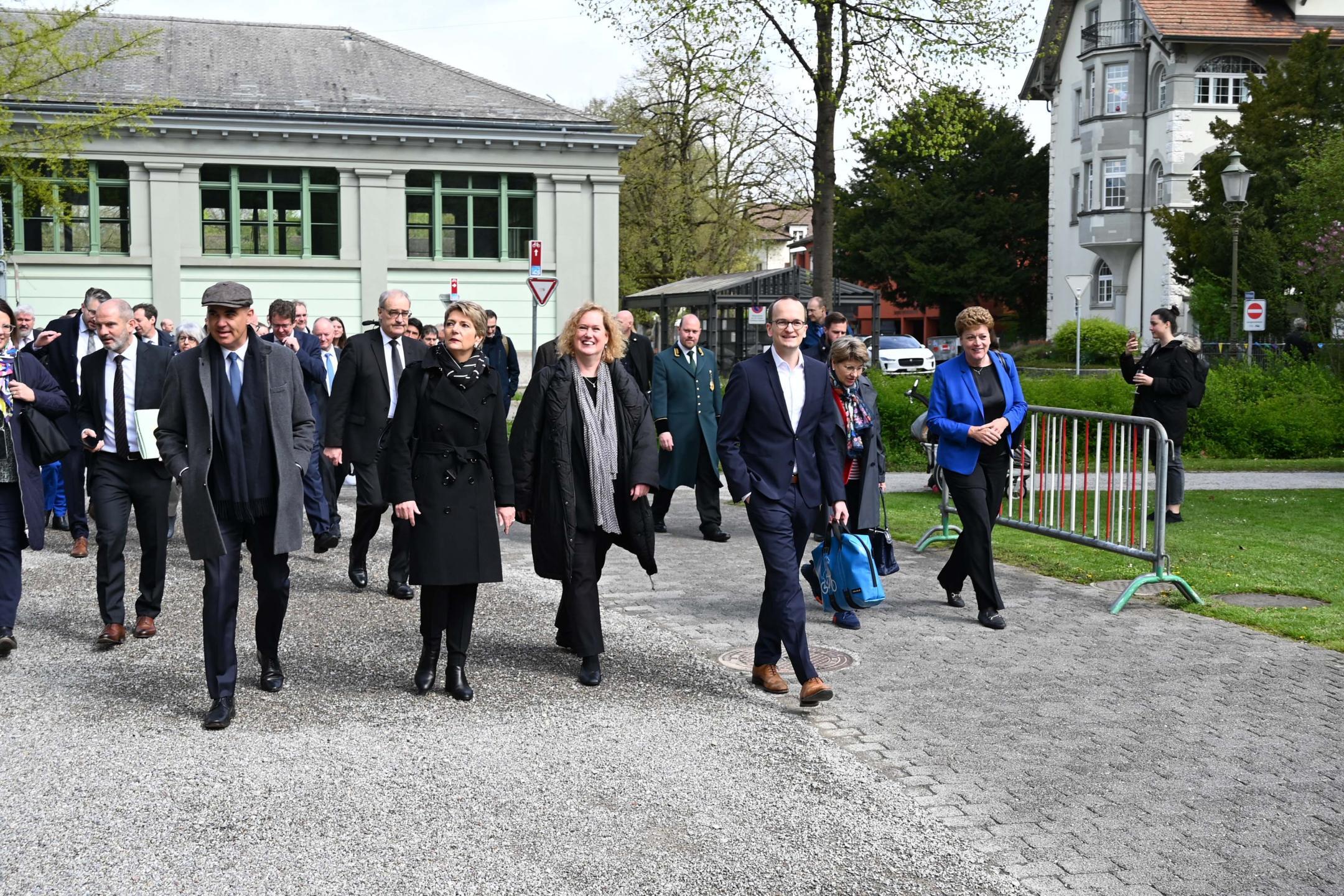 Die Regierungsmitglieder treffen auf die Bevölkerung