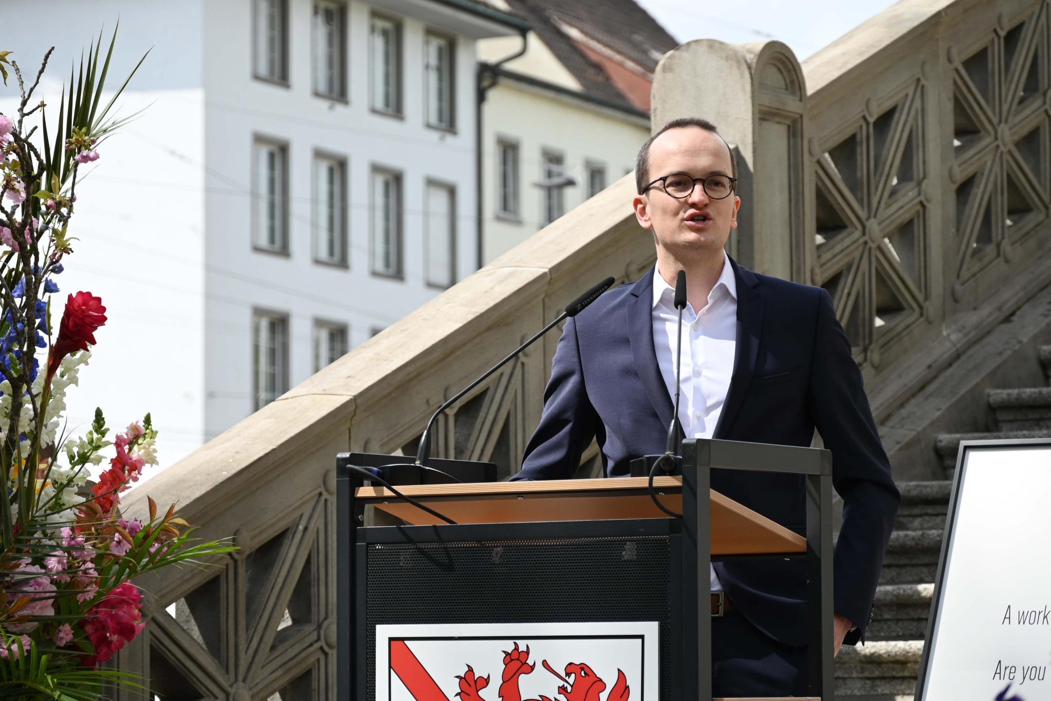 RR Martin Neukom spricht zur Bevölkerung