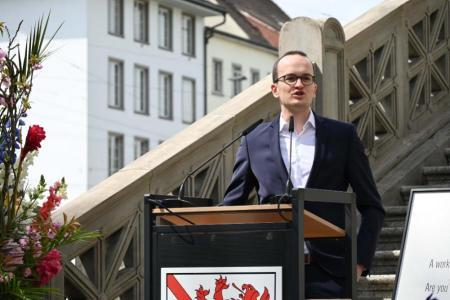 RR Martin Neukom spricht zur Bevölkerung