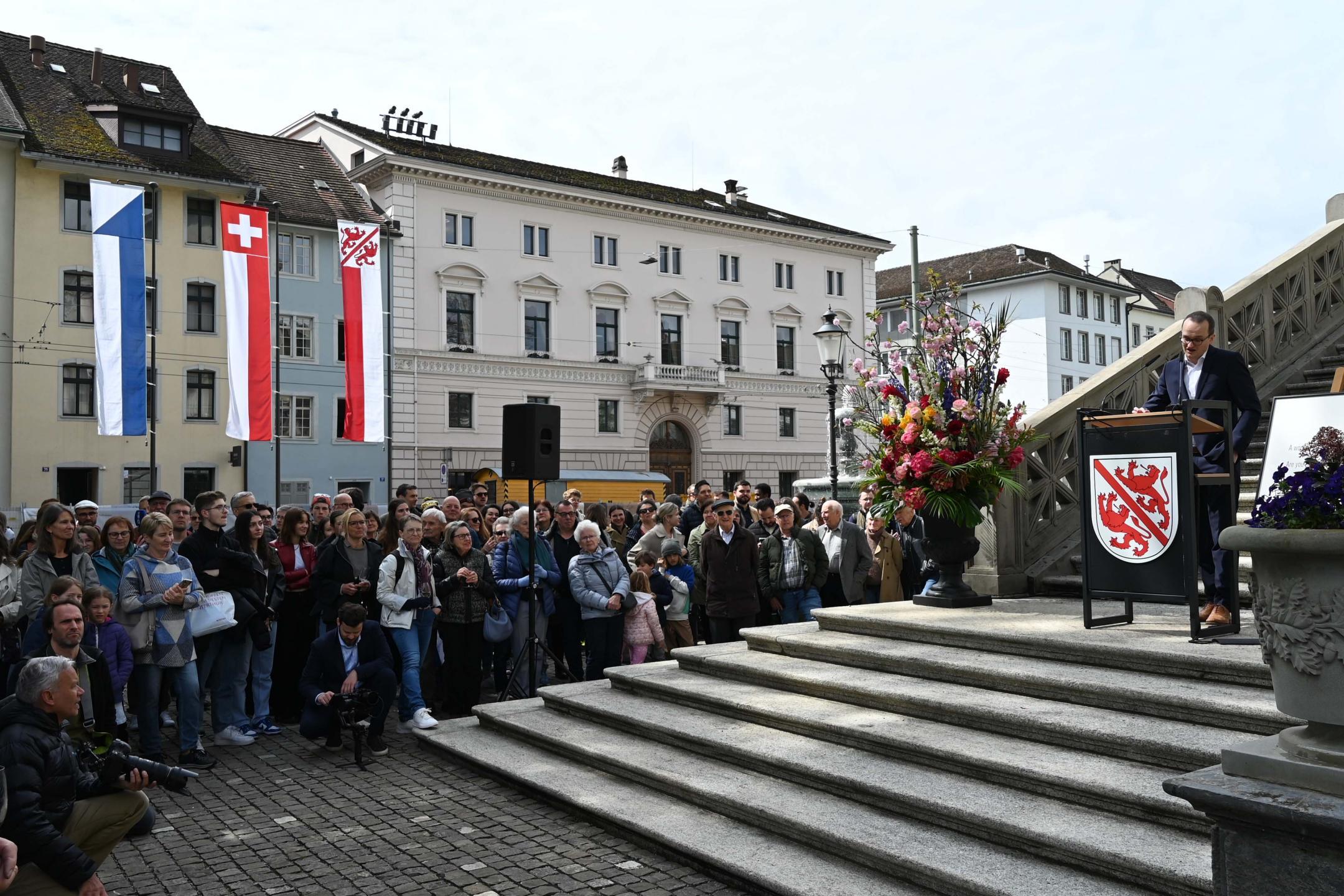 RR Martin Neukom spricht zur Bevölkerung