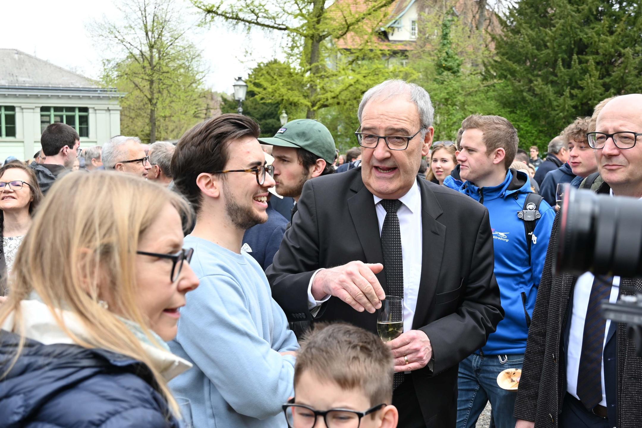 Bundesrat Guy Parmelin mischt sich unter die Bevölkerung.