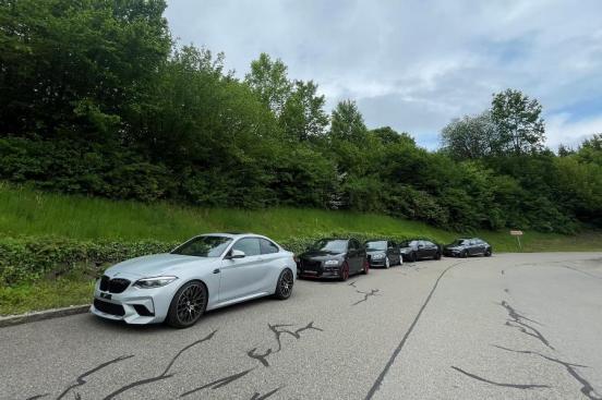Fünf Personenwagen mit abgenommenen Kontrollschildern