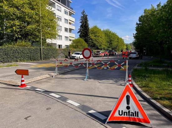 Der Unfallort ist mit einem Scherengitter abgesperrt und mit einem Faltsignal markiert