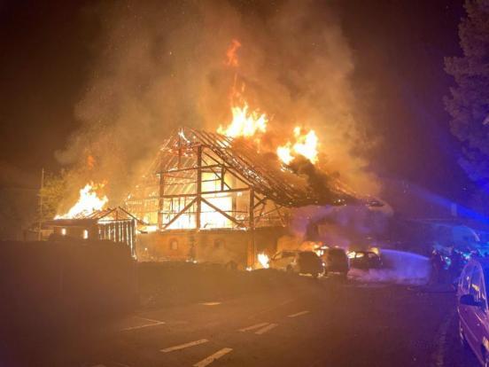 Haus steht in Vollbrand