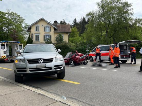 Unfallstelle mit involviertem Personenwagen und einem Motorradgespann