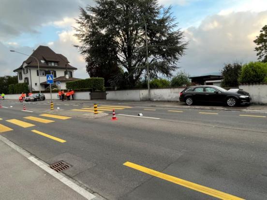 Ein beteiligtes Fahrzeug steht mit eingedrückter Seite auf der Bushaltestelle, das andere Auto steht mit eingedrückter Front an einer Mauer