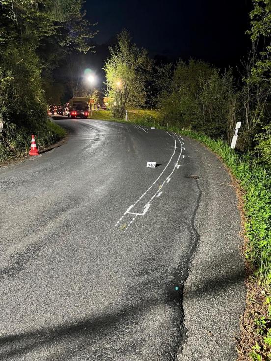 Linkskurve mit von der Polizei auf dem Belag eingezeichnete Pneuspuren des  verunfallten Autos