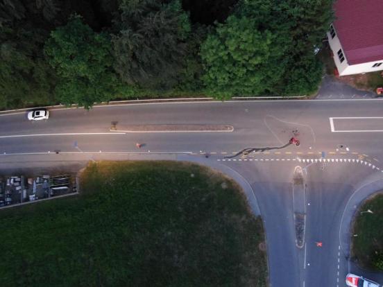 Luftaufnahme einer Verzweigung mit Unfallfahrzeugen