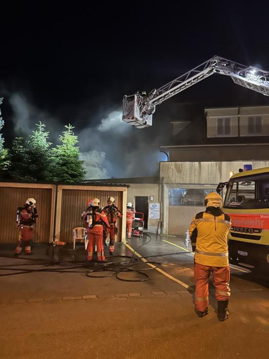 Die Feuerwehr bekämpft von der Drehleiter aus den Brand