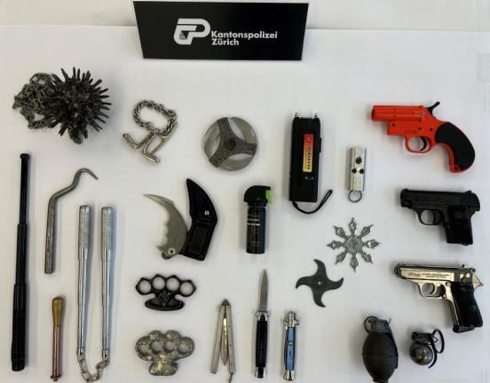 Eine Auswahl von sichergestellten Waffen von der Sicherheitskontrolle am Flughafen Zürich