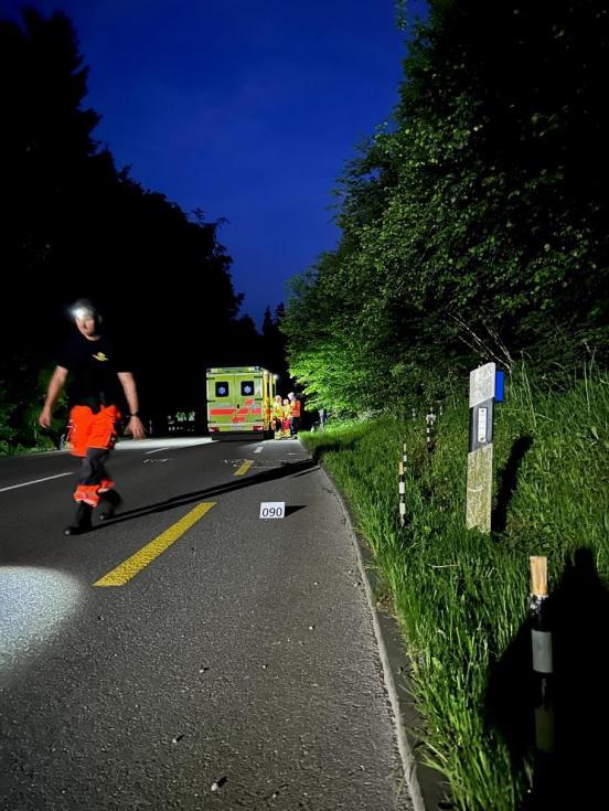 Unfallstelle mit Polizist und Rettungswagen