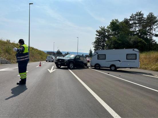 Unfallfahrzeug mit Wohnanhänger auf der abgesperrten Strasse