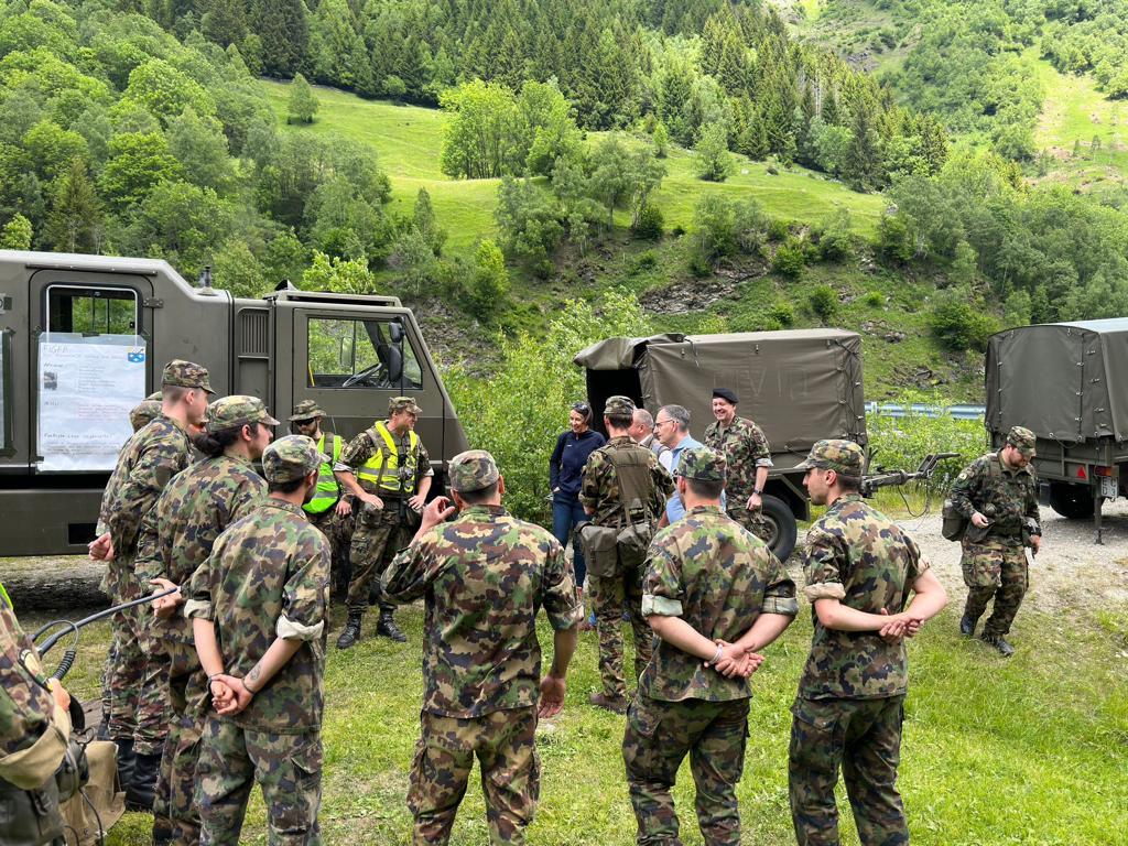 Austausch mit der Truppe auf dem Feld