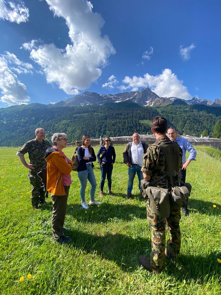 Der Kommandant des HE Stabstat 20 begrüsst die Zürcher Gäste