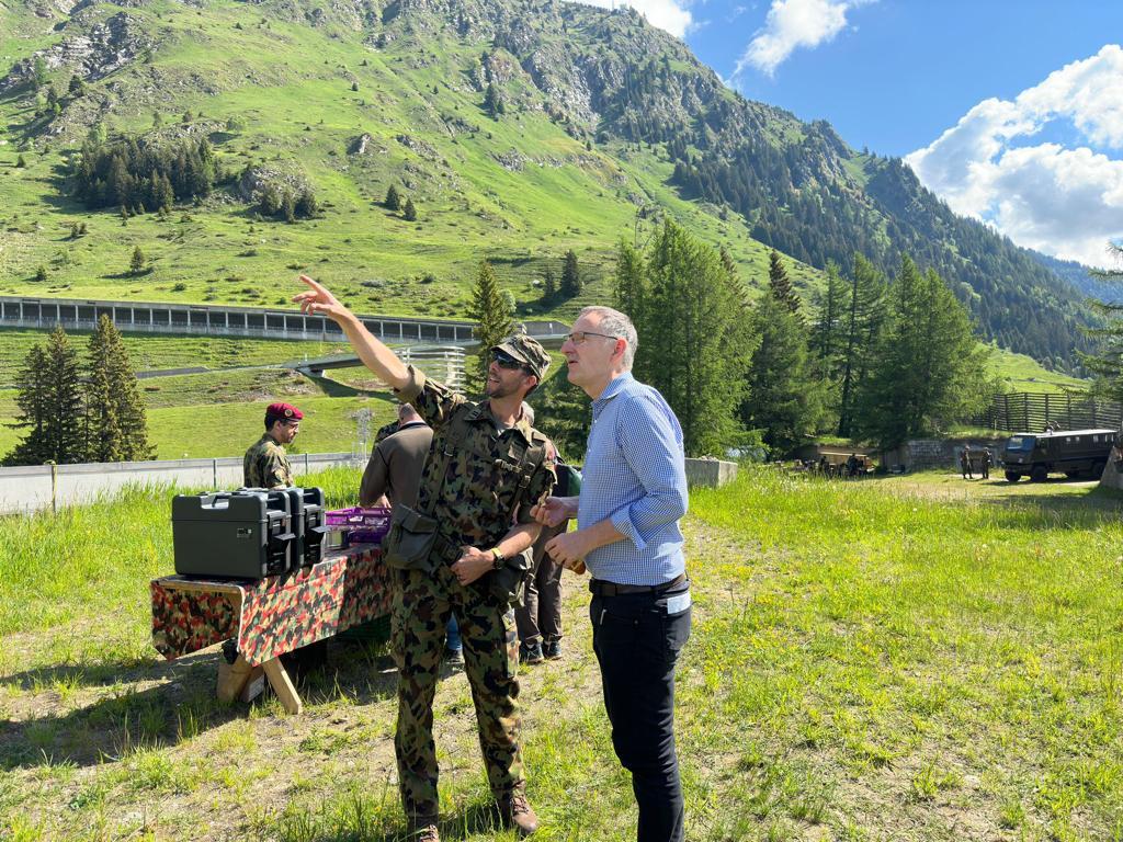 Regierungspräsident und Sicherheitsdirektor Mario Fehr im Gespräch mit dem Kommandanten