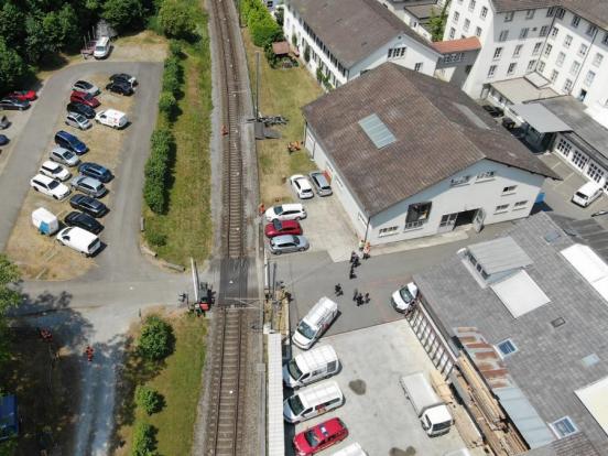 Luftaufnahme eines Verkehrsunfalls auf einem Bahnübergang.