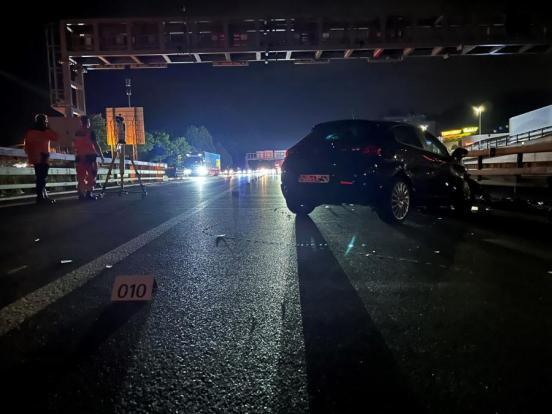 Unfallfahrzeug steht in der Nacht auf der Autobahn