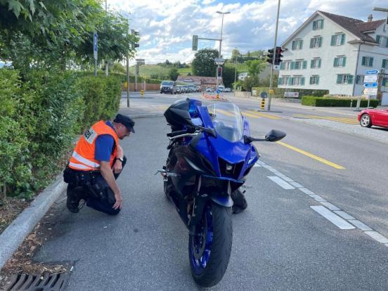 Polizist kontrolliert ein Motorrad