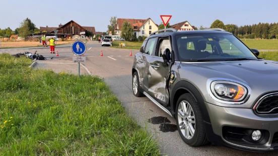 Beschädigter Personenwagen, im Hintergrund das kaputte Motorrad