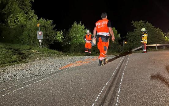 Reifenspuren am Boden mit weisser Kreide eingezeichnet