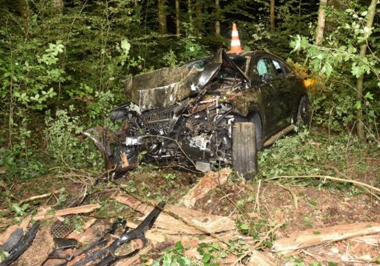 Total beschädigter Personenwagen steht im Wald
