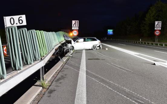 Stark beschädigtes Auto an Mittelleitplanke