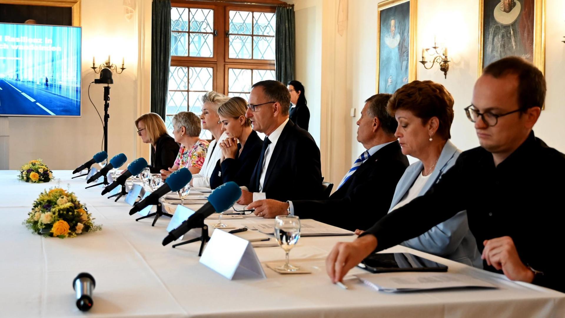 Die sieben Mitglieder des Regierungsrates mit der Staatsschreiberin vor den Medien.