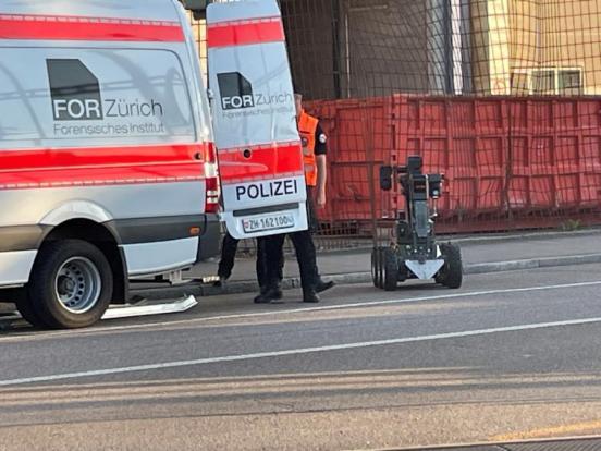 Einsatzfahrzeug des Forensischen Instituts Zürich mit Roboterfahrzeug, respektive Fernlenkmanipulator
