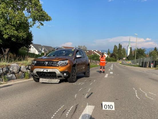 Polizistin fotografiert Unfallfahrzeug