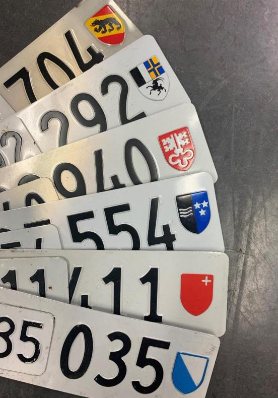 Sechs Kontrollschilderpaare aus diversen Kantonen