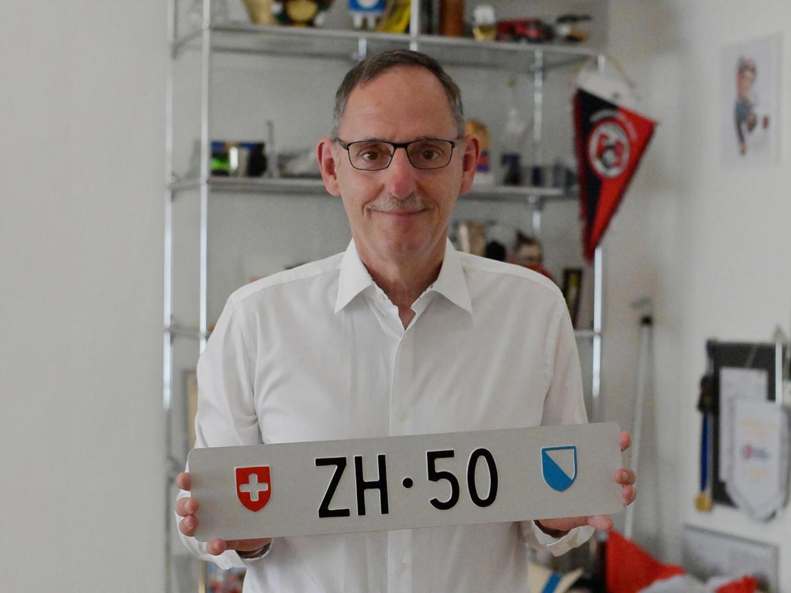 Regierungspräsident Mario Fehr mit Kontrollschild «ZH 50».