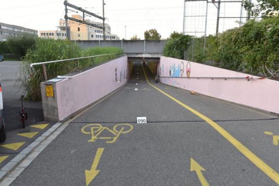 Einfahrt in die Fussgänger-/Velounterführung