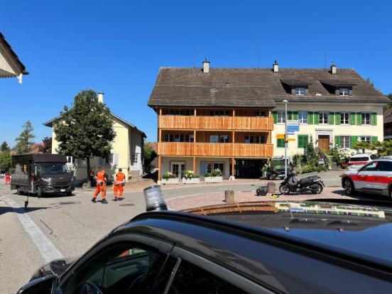 Unfallort in Uitikon, ein Lieferwagen steht auf der Strasse. Davor stehen 2 Polizisten und besprechen den möglichen Unfallhergang