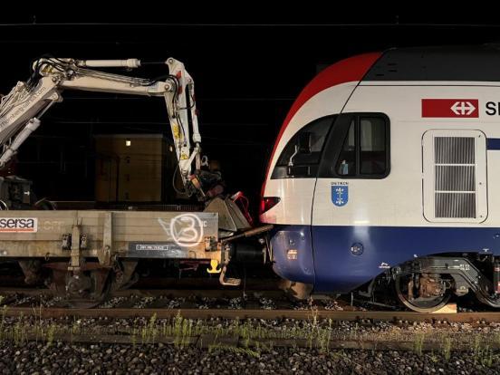 Ein Wagen des Bauzuges ist gegen eine S-Bahn geprallt