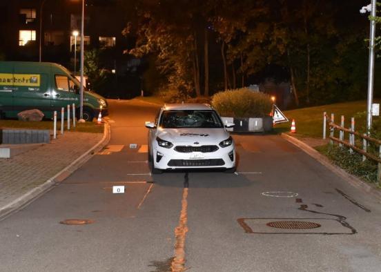 Auto auf Strasse in Unfallendlage