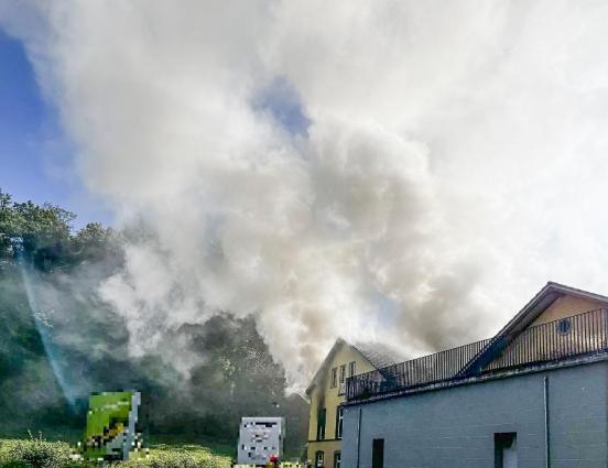 Sehr grosse Rauchentwicklung aus dem brennenden Haus