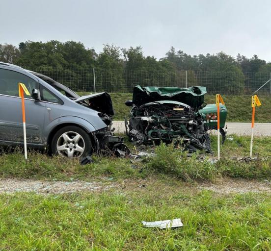 Zwei Unfallfahrzeuge mit zerstörter Front