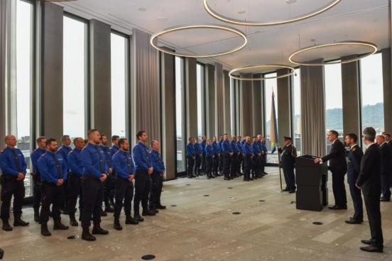 Polizistinnen und Polizisten in einem Saal mit Sicherheitsdirektor Mario Fehr und Kommandant der Kantonspolizei Marius Weyermann