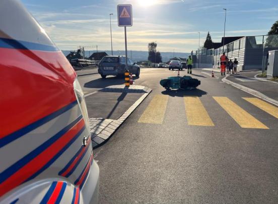 Ein Motorrad liegt quer auf der Strasse