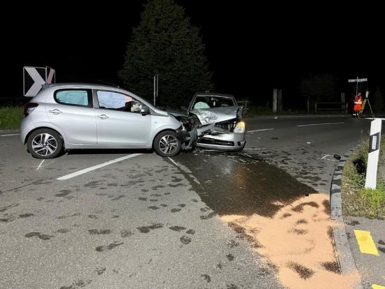 Die beiden verunfallten Auto stehen in Endlage auf der Kreuzung. Bei beiden Fahrzeugen ist die Front eingedrückt.