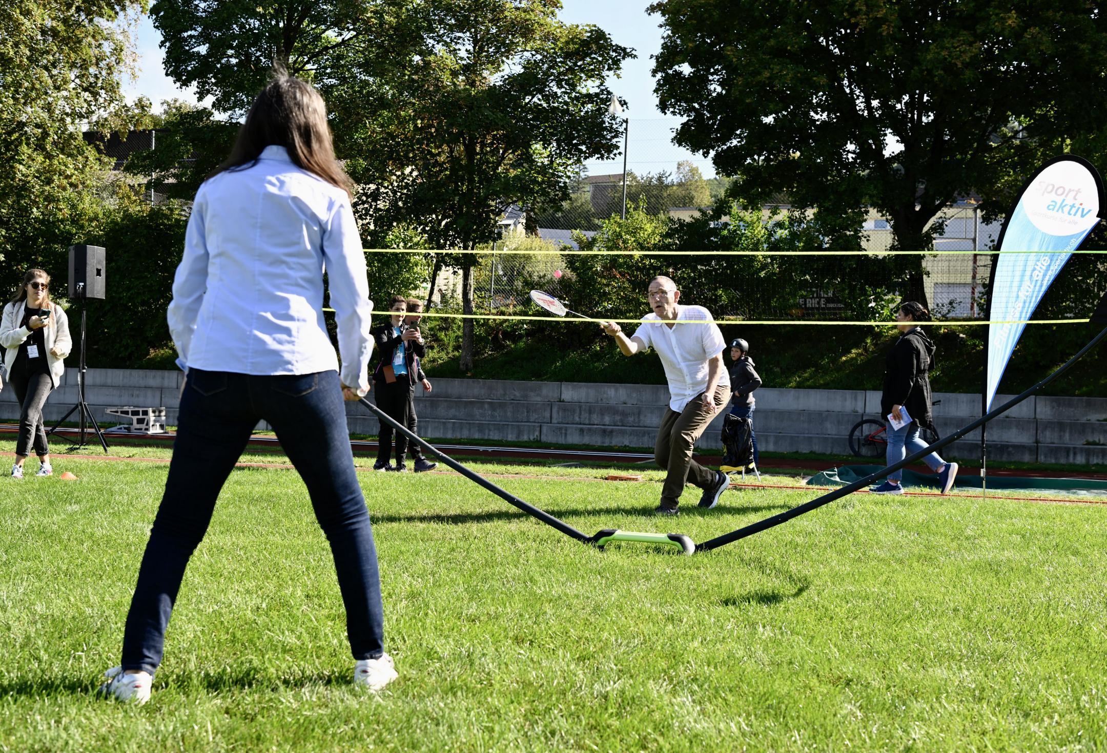 Regierungspräsident Mario Fehr forderte Gemeindepräsidentin von Bonstetten, Arianne Moser, zum Badminton Duell heraus.