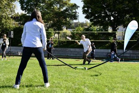 Regierungspräsident Mario Fehr forderte Gemeindepräsidentin von Bonstetten, Arianne Moser, zum Badminton Duell heraus.