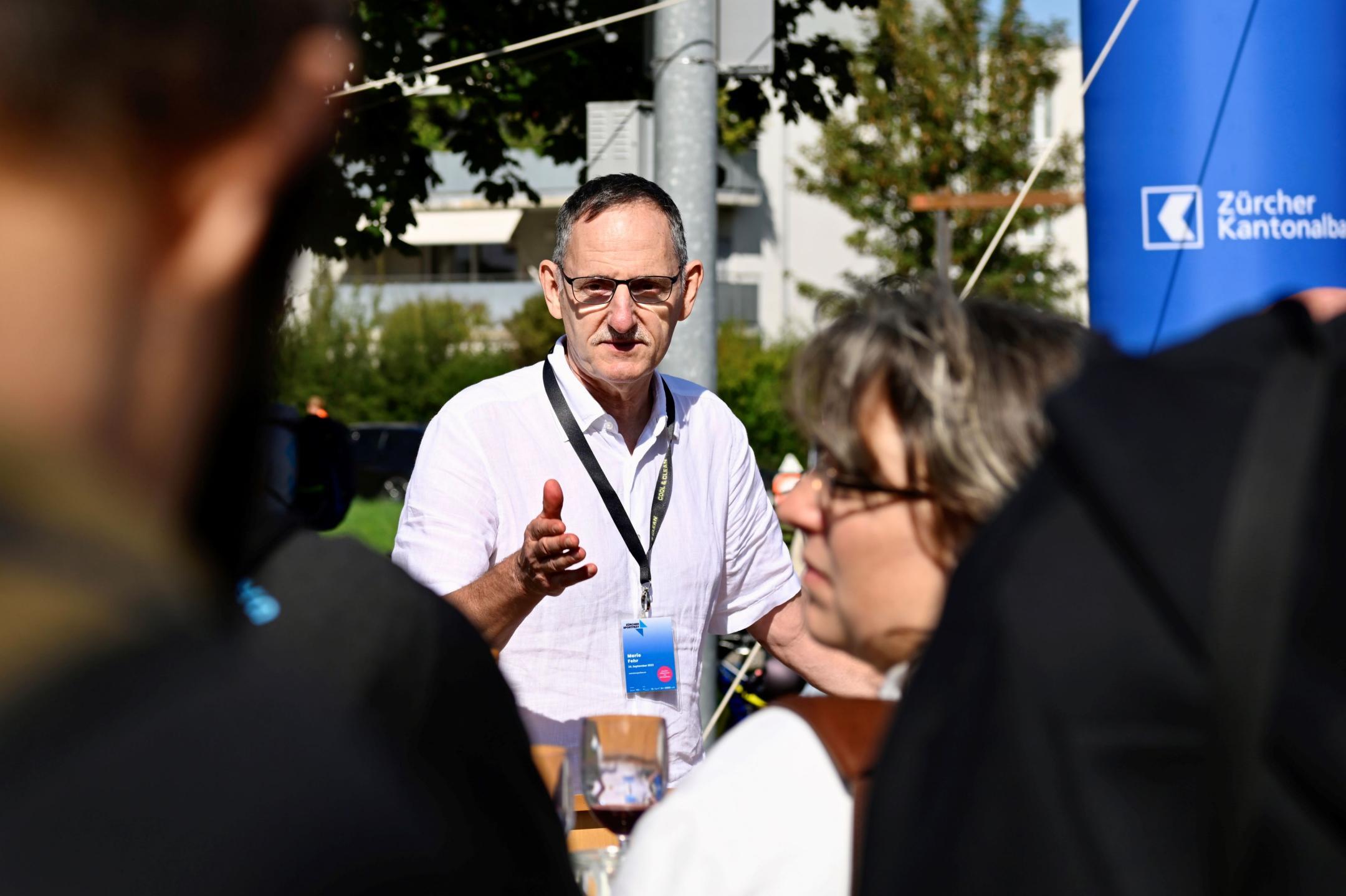 Regierungspräsident Mario bedankt sich am Gästeanlass bei der Gemeinde Bonstetten.