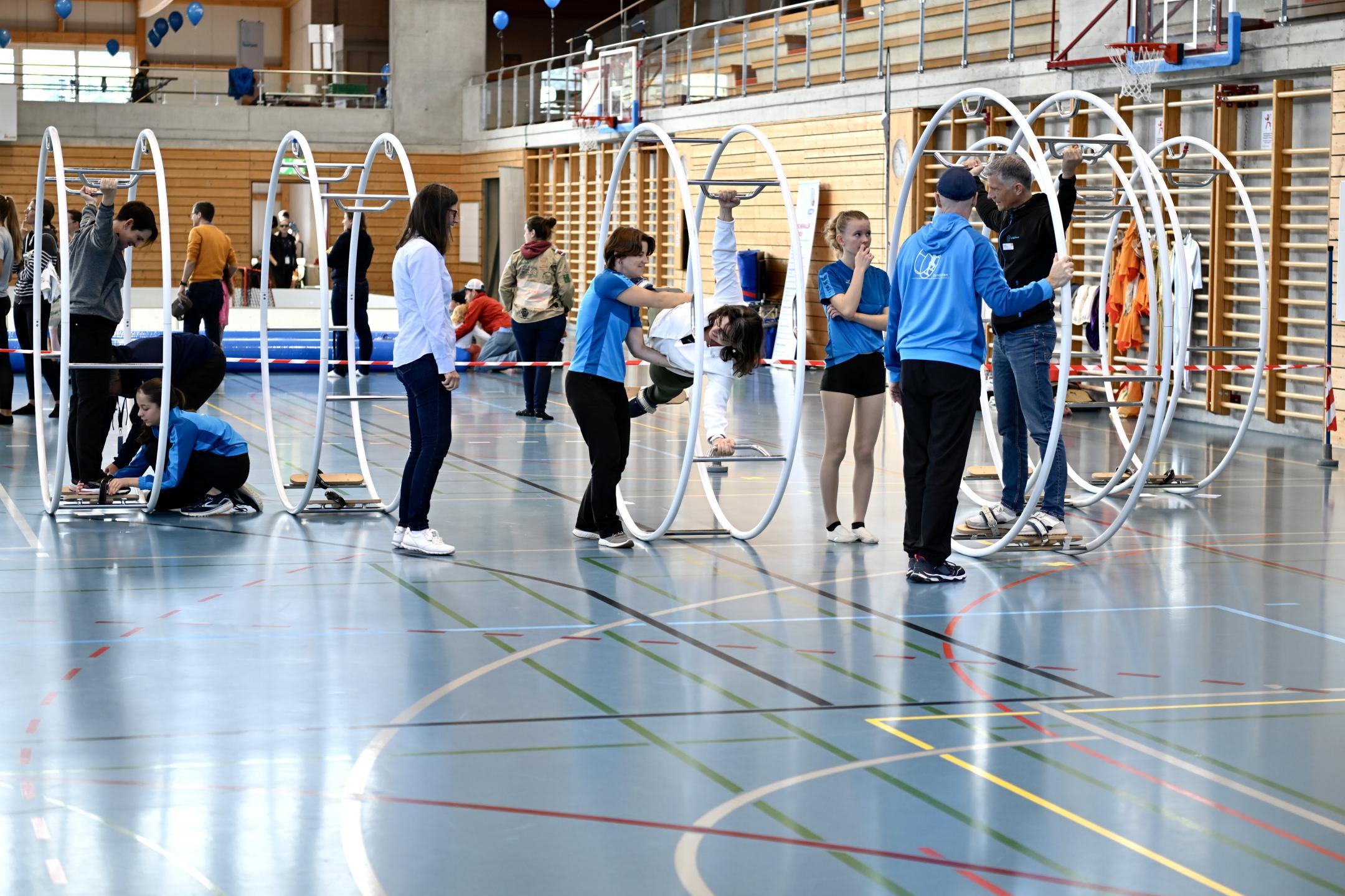 Auf dem Rundgang wagten sich die Gäste auch auf die Rhönräder.