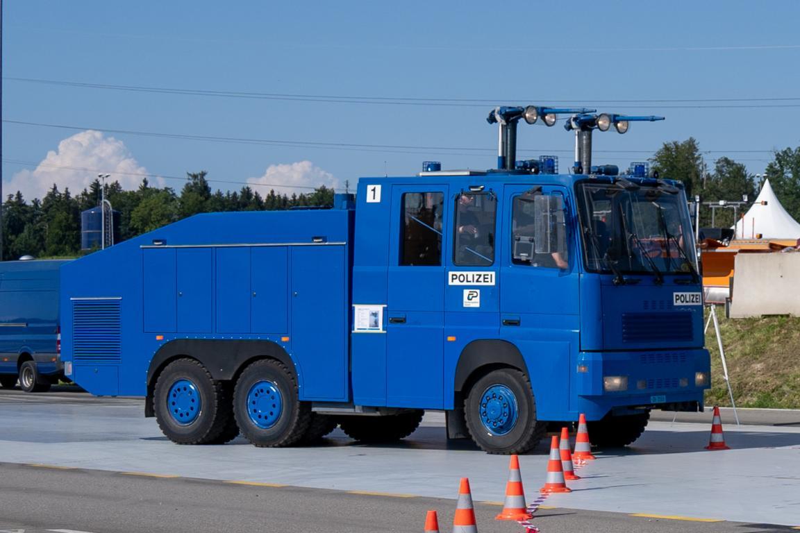 Wasserwerfer der Kantonspolizei