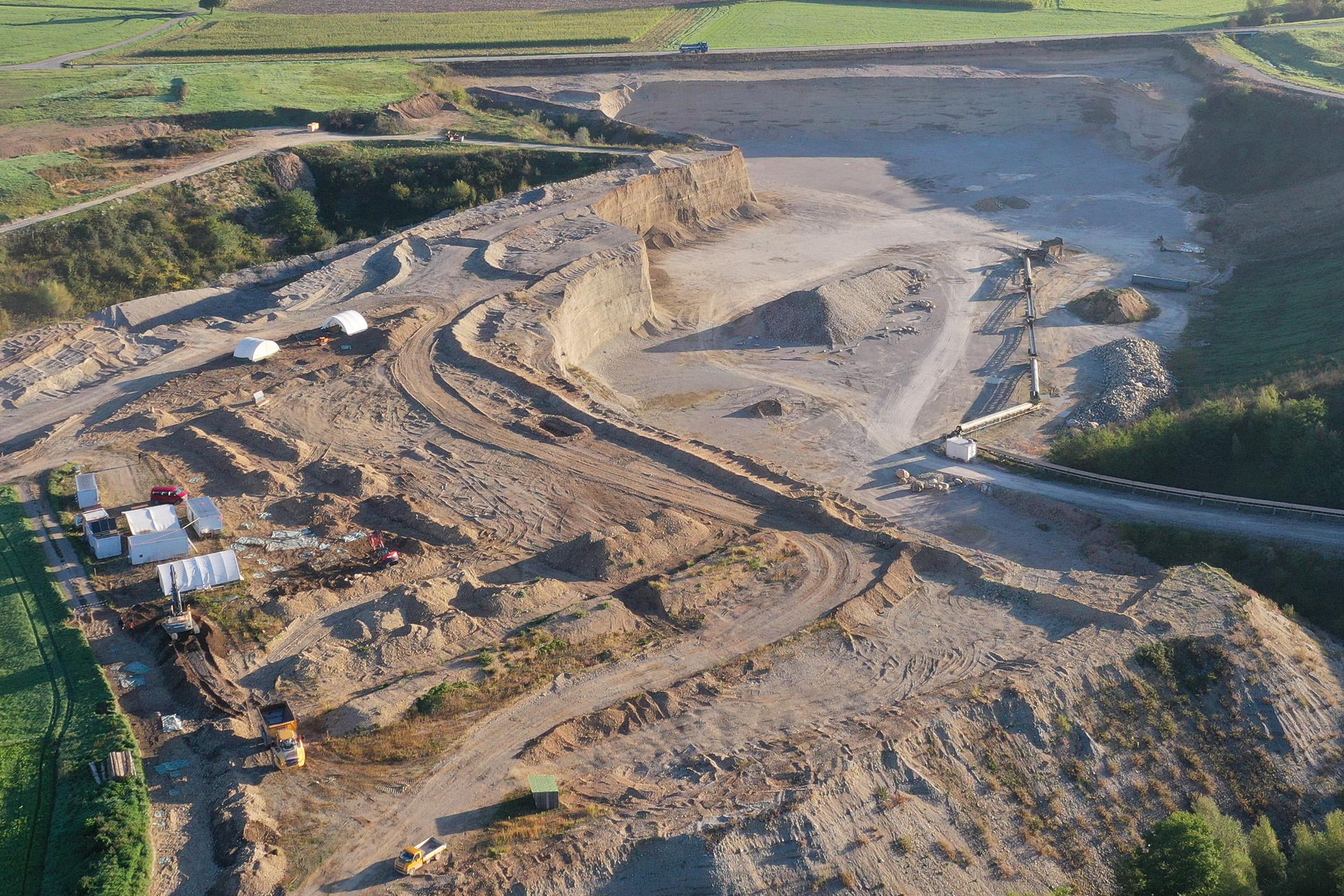 Im riesigen Areal der Kiesgrube Marthalen stehen auch die Zelte der Kantonsarchäologie. Hier wird Kulturgut gesichert, bevor der Kiesabbau beginnt