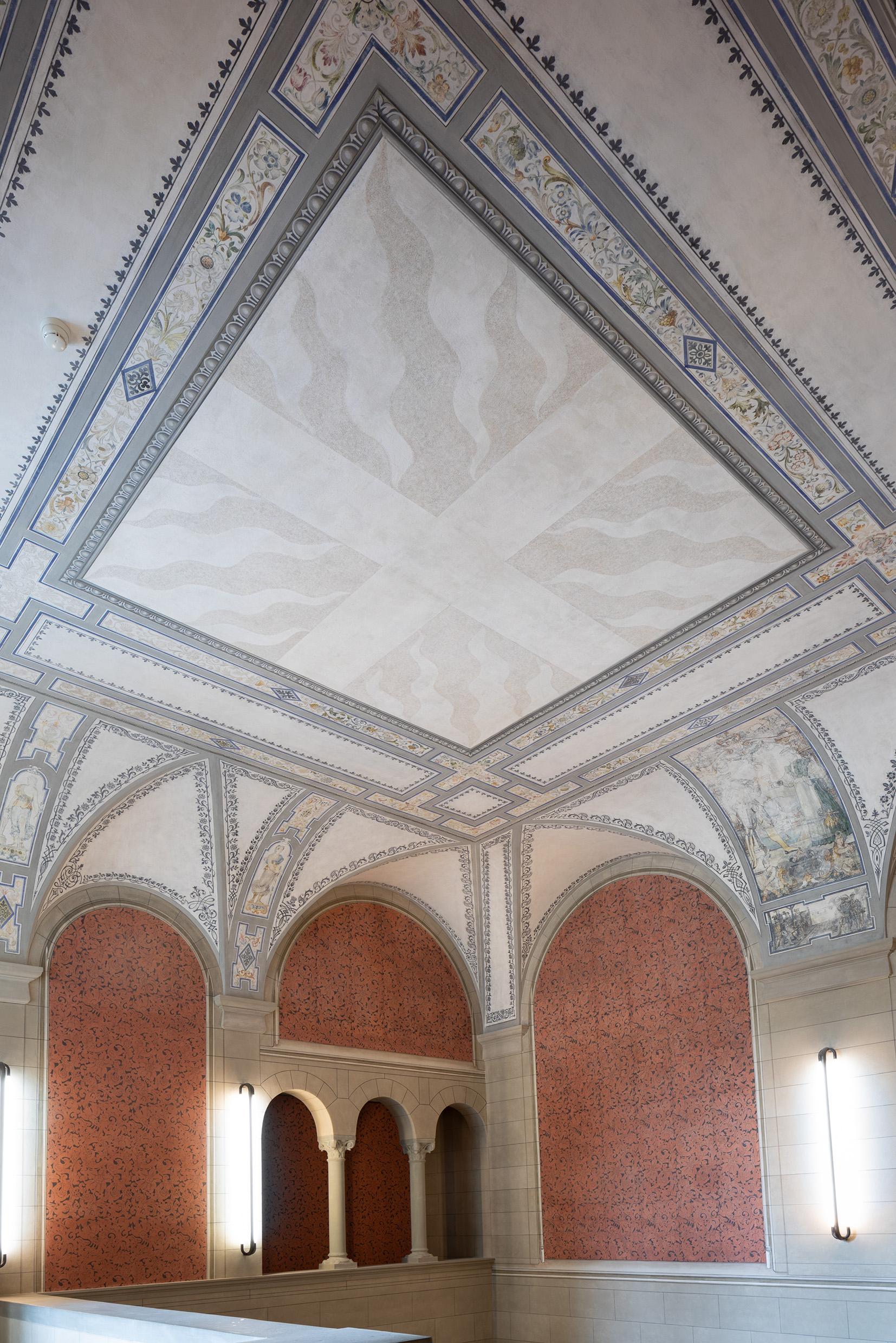 Mit viel Aufwand legten Restauratorinnen die Malereien im Treppenhaus des Landesmuseums frei. Das Gesamtkunstwerk von Architekt Gustav Gull zeigt wieder seine volle Pracht